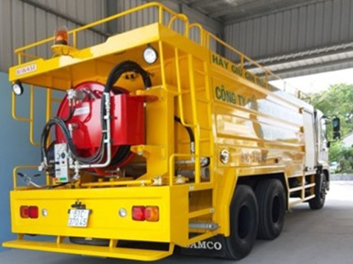 Specialized drain cleaning truck service